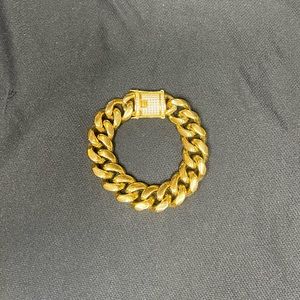 Cuban link bracelet gold over stainless steel